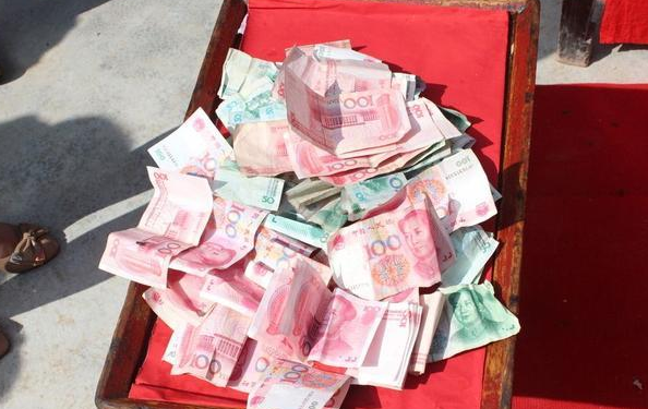 我结婚闺蜜给一千礼金,她结婚我送一张照片,她