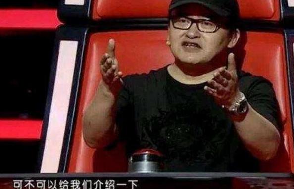 她被骗上好声音，接受节目安排的特别服饰，却受尽导师侮辱