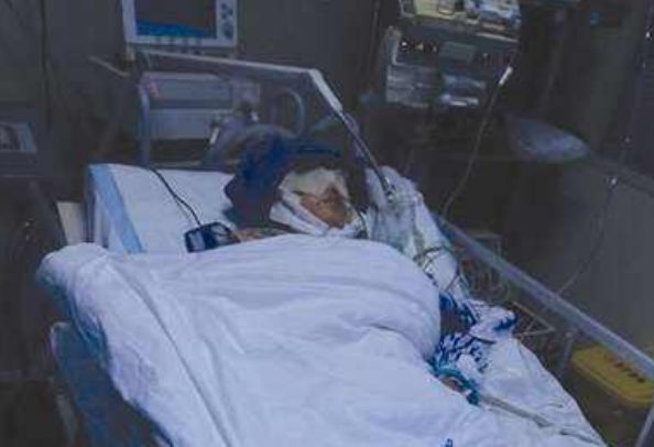 女子昏迷不醒,丈夫把医生赶走蹲女子旁边,医生进监控室捂住嘴巴