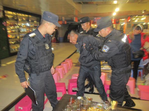 男子吃霸王餐被捕，还发现竟然是个小偷