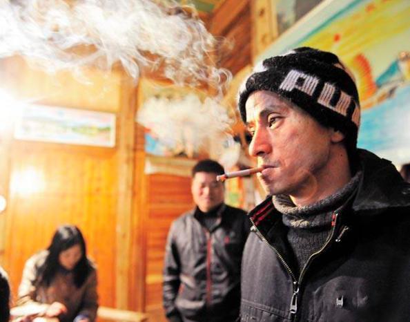 42岁犀利哥现状，年轻帅照被曝光，被采访烟不离手，如今很孝顺
