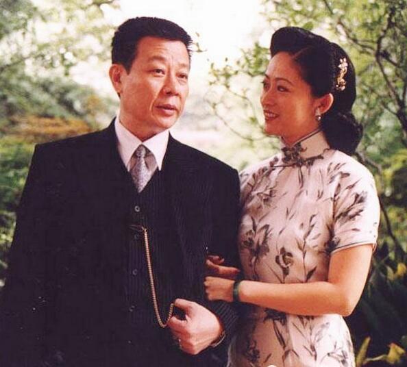 太羡慕了！中国老戏骨，却是一夫两妻，单双号和老婆过感情生活
