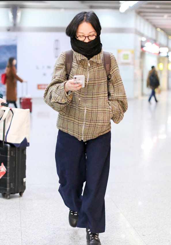 周迅素颜现身机场 黑色围巾搭配双肩包温暖简