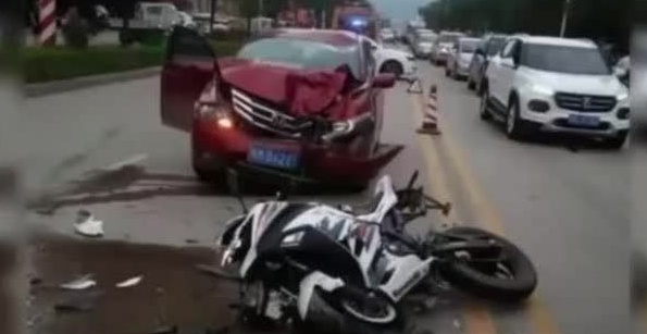 摩托车男子公路飙车，疯狂逆行