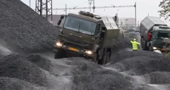 四驱全能型越野卡车，什么崎岖坏路都难不倒它