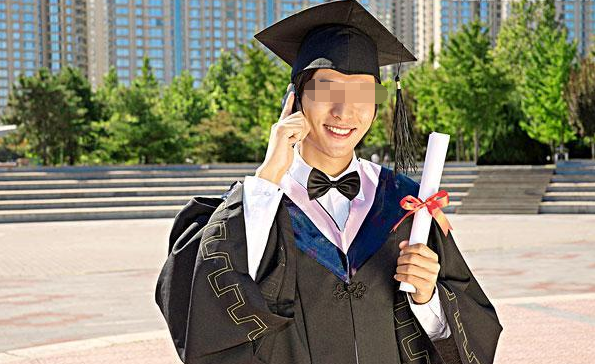 父母偷偷出国看望儿子,进门才发现,英国留学的