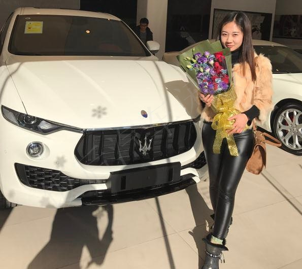 90后美女百万买豪车,提车现场自带红酒庆祝