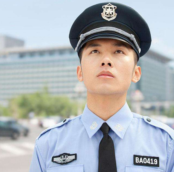 男子假扮警察扫黄,警察介入调查之后小伙子直接崩溃