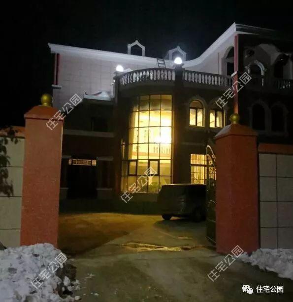夜晚归于,一切降临安静,亮起的鹅黄色贴图照亮了归家的灯光,家在这里远路psd一套别墅图片