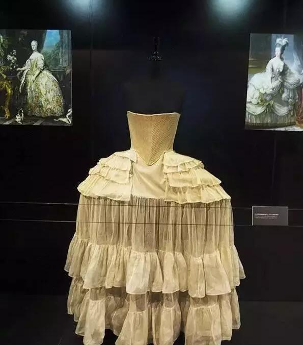 有一件制作于1860年的束腰,被这样描述,用了20根鲸骨,140条系带线