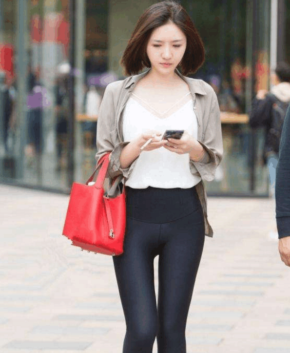 街拍: 小姐姐打底裤太紧, 网友: 痕迹都出来了