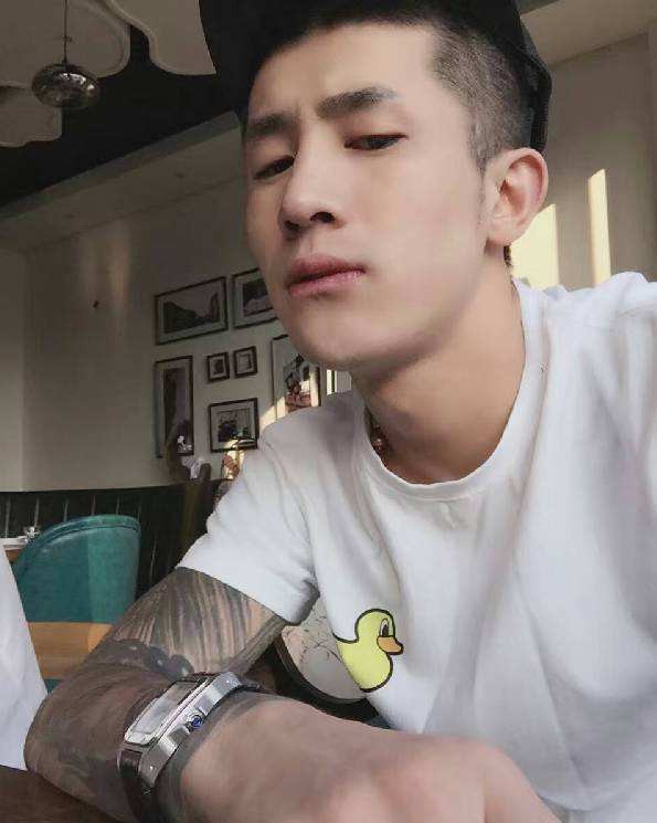 快手网红以前生活的如此不堪!退学的退学,唱戏