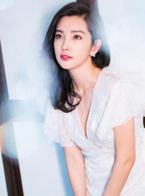 李冰冰穿碎花裙嫩回少女时代