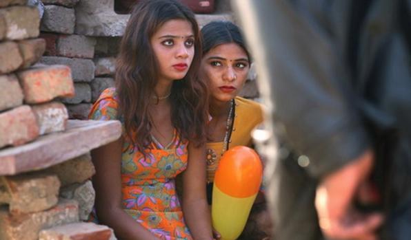 这些女人在靠身体赚钱,而男人却在家里等着收