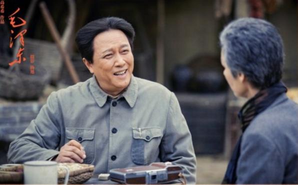 唐国强全家照，两个儿子遗传基因差，女儿却很貌美，前妻绝望自杀