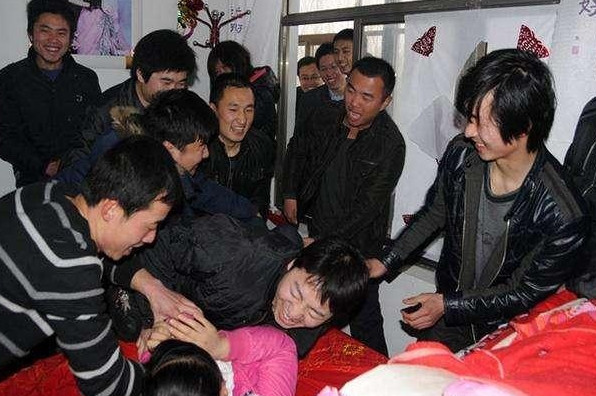 盘点五花八门的洞房整人风俗,是优良传统还是伤风败俗
