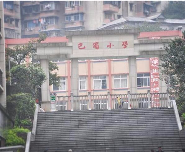 重庆商报讯 近日,随着工程车的鸣笛和礼炮的奏响,渝北区启诚巴蜀小学
