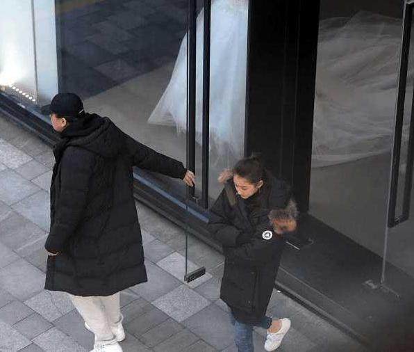 先是买戒指，现在又逛婚纱店，鹿晗关晓彤这是好事将近了？