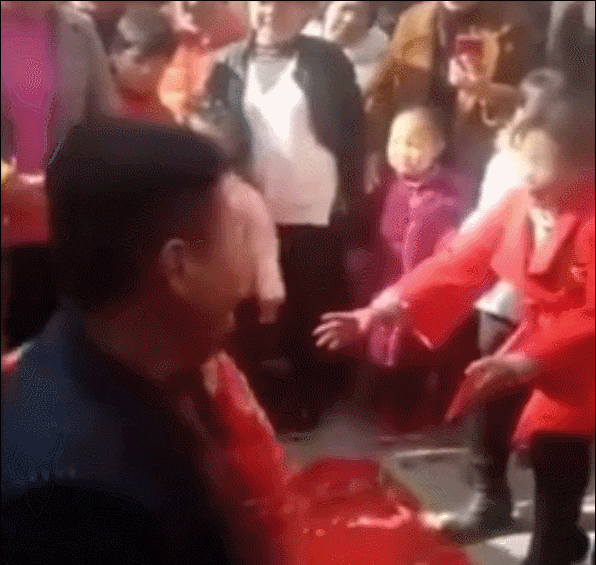 新娘被掐脖子给老人磕头, 婚礼上的恶俗陋习我们到底