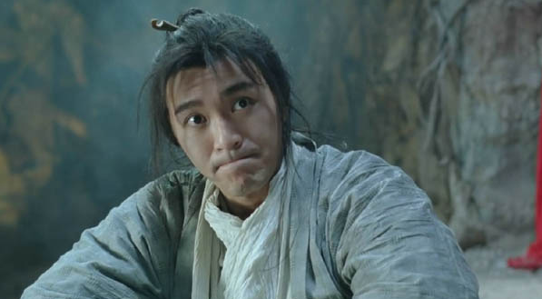 敬中卑微文中共有三个问句，第一个问句在文中起什么的作用?