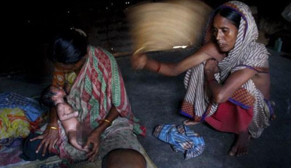 去印度旅游!印度贫民窟里的孕妇,没有医生自己