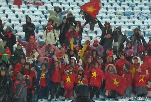 奇观 越南扒雪造进球 乌兹别克白球衣隐形换蓝