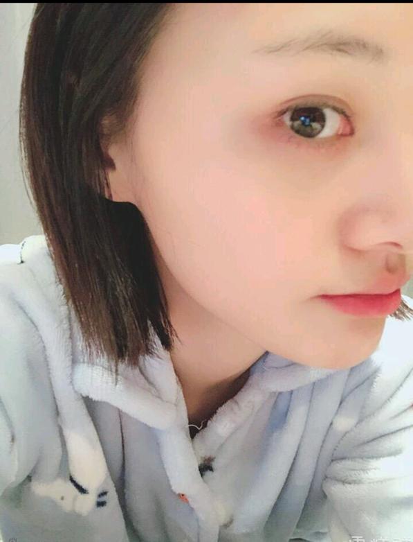 1月31日,郑爽公布了最新自拍,她身穿棉绒睡衣,几乎素颜的状态,皮肤