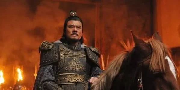 正说着,袁绍已经上气不接下气,袁尚跪着爬到父亲面前,他长得最像他