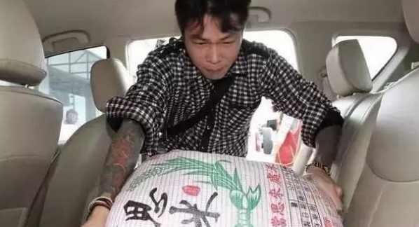 15岁6进监狱,全身刺青混社会!今豪车行善,背后