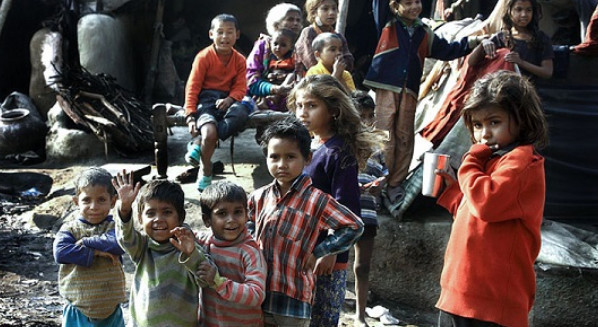 去印度旅游!印度贫民窟里的孕妇,没有医生自己