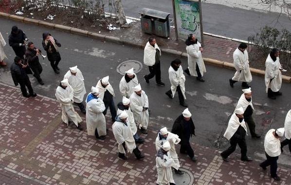 村里的傻子死了，他无儿无女，村长给他披麻戴孝，其身份非同一般