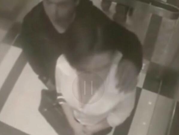 实拍女子作死穿职业装深夜坐电梯, 接下一幕看的我都懵了!