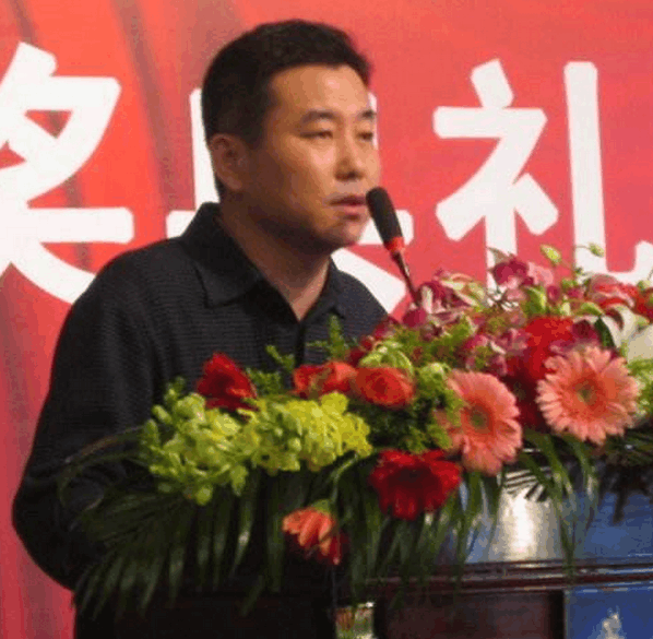 潘长江弟弟潘长勇近照曝光, 比潘长江高半个头帅三倍