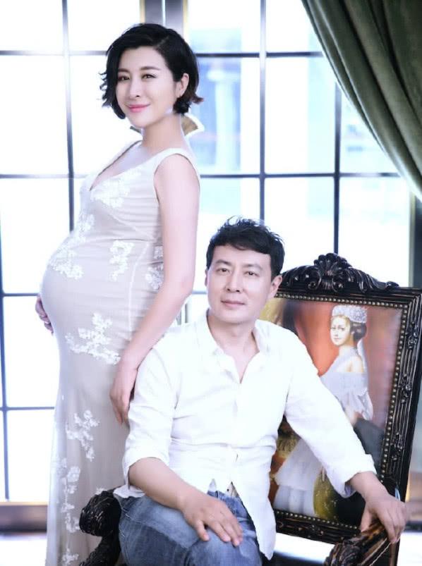 而她的老公就是于洋,也是低调的演员,在秘密列车王雅洁演特务,于洋演