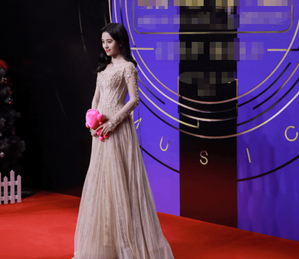 鞠婧祎与关晓彤同穿裸色裙, 国民闺女和千年