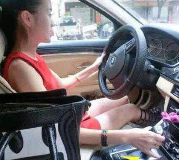 有的女司机竟然穿着高高的高跟鞋来开车上路,这不是跟自己的人身安全