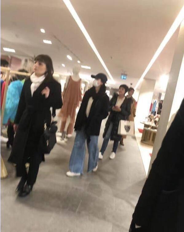 刘诗诗现身米兰某商场被偶遇，路人镜头下的刘诗诗长这样