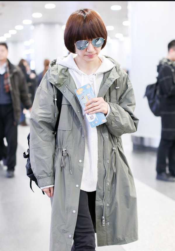 袁泉穿风衣搭配白色连帽卫衣现身机场 波波头