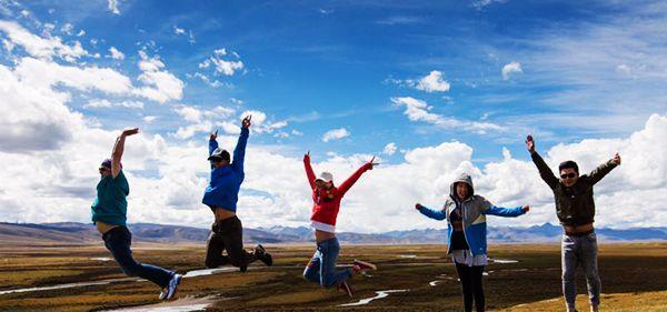出去旅行拍照片的姿势