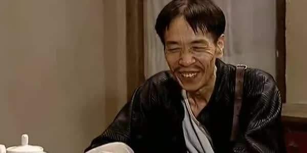 他演活了《地下交通站》里的贾队长,却很少有人知道他