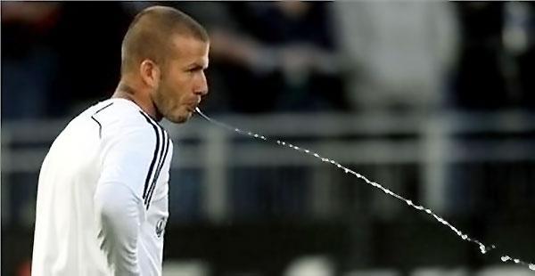 为什么相对别的运动,足球运动员特别喜欢往地