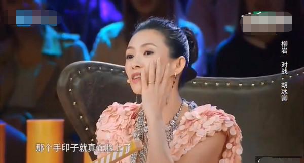 巩俐章子怡罕见同框秀友情，53岁巩俐很冻龄