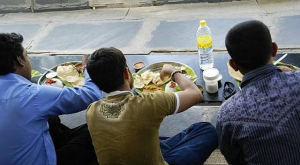 直击印度人吃饭:好奇为啥只用右手抓吃饭?