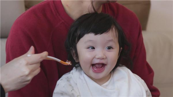 张丹峰洪欣女儿张晞彤超萌, 与哥哥张浩锋相差13岁