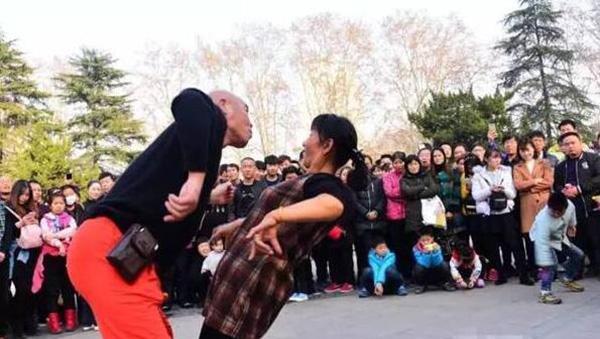 河南尬舞“死灰复燃”，老大爷怒斥原因是不是想跳广场舞？