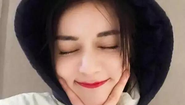 昨日,迪丽热巴在微博上仅仅发了一个字,便引起