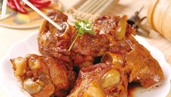 猪筒骨煲汤,最喜欢敲碎骨头吸食里面的骨髓,细