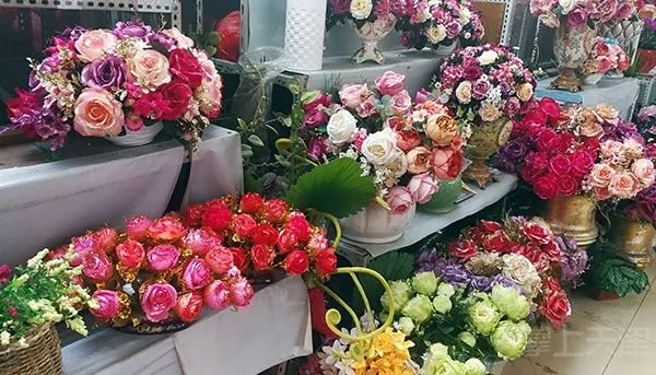 小编组团曹庄花卉市场,没想到年前鲜花还能卖出批发价!