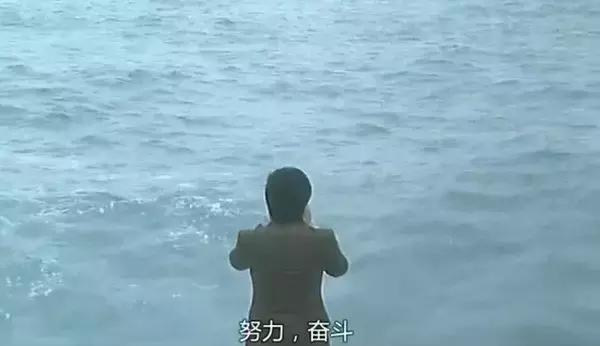 交不起房租,在公园椅子躺了三个月后,他炼成了