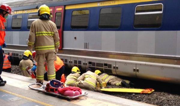 再现地铁事故:香港地铁一男子坠轨,惨不忍睹,地